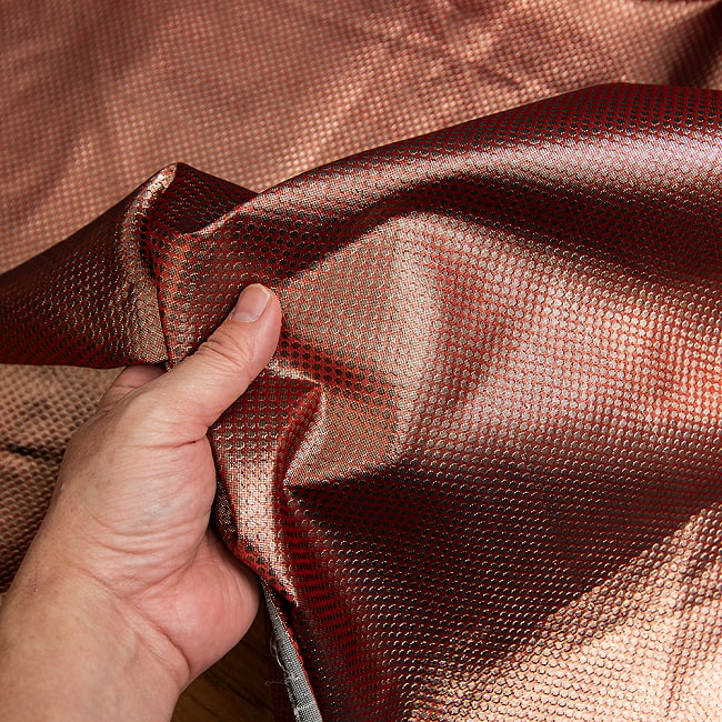 〔1m切り売り〕インドの伝統模様布 〔幅約110cm〕 4 - すこし硬めの生地感です。