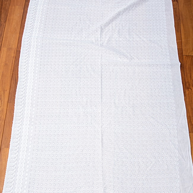 〔1m切り売り〕更紗やインドの伝統刺繍　アイレットレースのホワイトコットン布 〔幅約114cm〕 2 - 全体の広がりを見てみました。