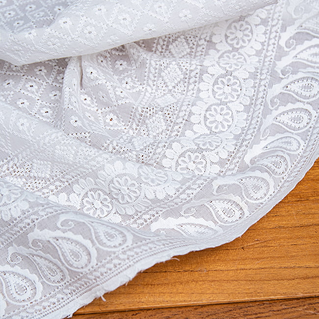 〔1m切り売り〕更紗やインドの伝統刺繍　アイレットレースのホワイトコットン布 〔幅約114cm〕 3 - 片方の端にはペイズリー柄が縫われています。
