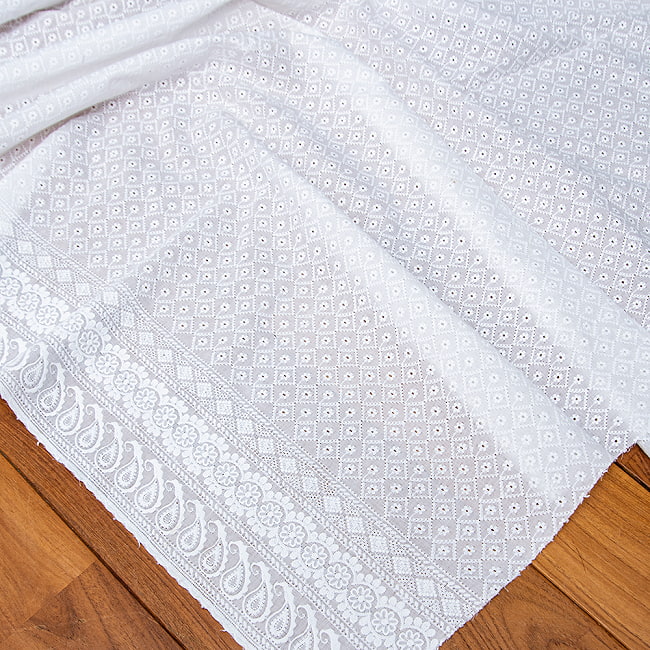 〔1m切り売り〕更紗やインドの伝統刺繍　アイレットレースのホワイトコットン布 〔幅約114cm〕 4 - 少し離れてみてみました。