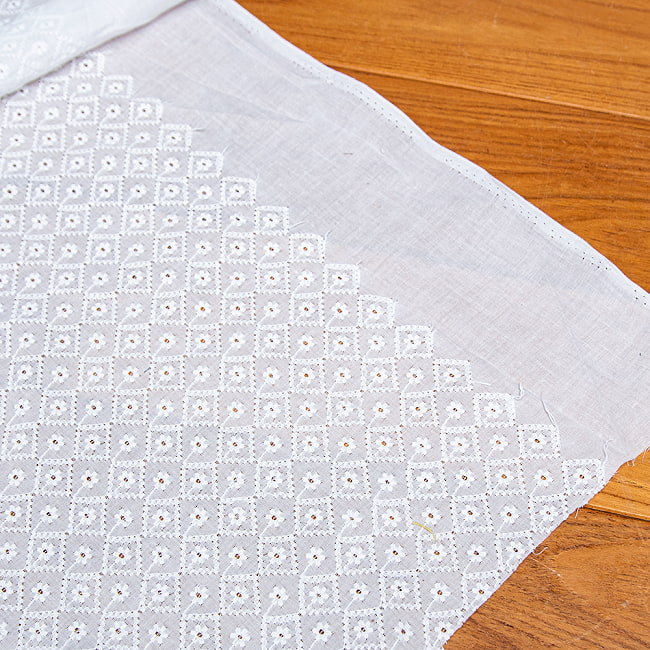 〔1m切り売り〕更紗やインドの伝統刺繍　アイレットレースのホワイトコットン布 〔幅約114cm〕 6 - もう反対側の端はシンプルです。