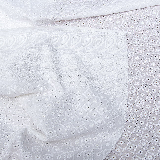 〔1m切り売り〕更紗やインドの伝統刺繍　アイレットレースのホワイトコットン布 〔幅約114cm〕 7 - 裏地を見てみました。