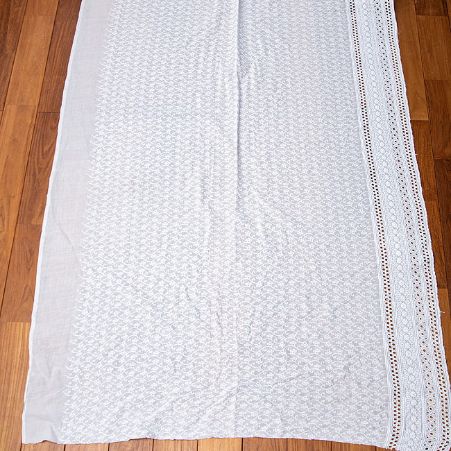 〔1m切り売り〕更紗やインドの伝統刺繍　アイレットレースのホワイトコットン布 〔幅約120cm〕 2 - 全体の広がりを見てみました。