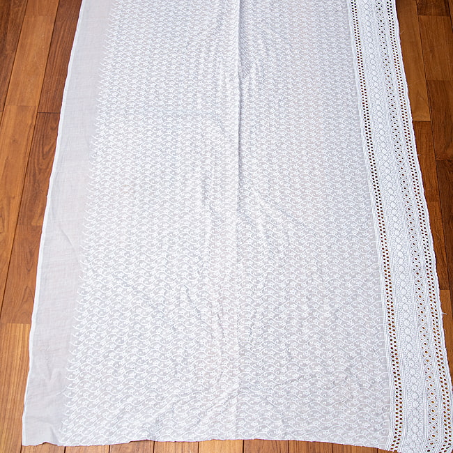 〔1m単位切り売り〕更紗やインドの伝統刺繍 アイレットレースのホワイトコットン布 〔幅約120cm〕 2 - 全体の広がりを見てみました。