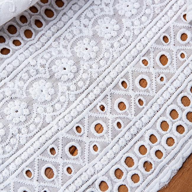 〔1m切り売り〕更紗やインドの伝統刺繍　アイレットレースのホワイトコットン布 〔幅約120cm〕 3 - 片側の端の様子を見てみました。