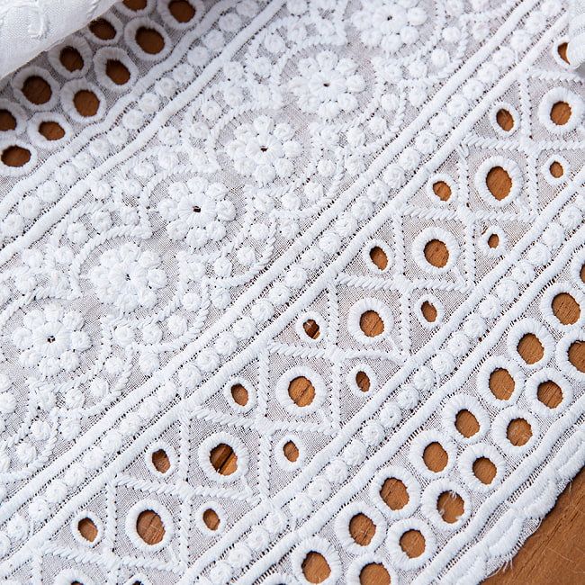 〔1m単位切り売り〕更紗やインドの伝統刺繍 アイレットレースのホワイトコットン布 〔幅約120cm〕 3 - 片側の端の様子を見てみました。