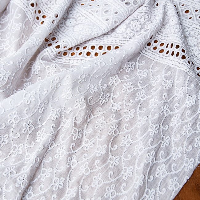 〔1m切り売り〕更紗やインドの伝統刺繍　アイレットレースのホワイトコットン布 〔幅約120cm〕 4 - 中央部分です。
