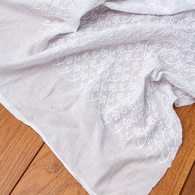 〔1m切り売り〕更紗やインドの伝統刺繍　アイレットレースのホワイトコットン布 〔幅約120cm〕 5 - 反対側の端はシンプルです。