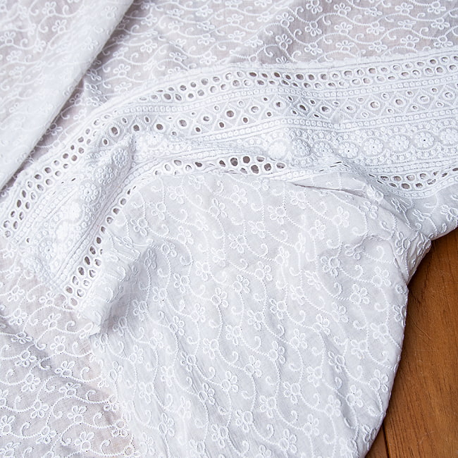 〔1m切り売り〕更紗やインドの伝統刺繍　アイレットレースのホワイトコットン布 〔幅約120cm〕 6 - 独特の雰囲気がありますね。