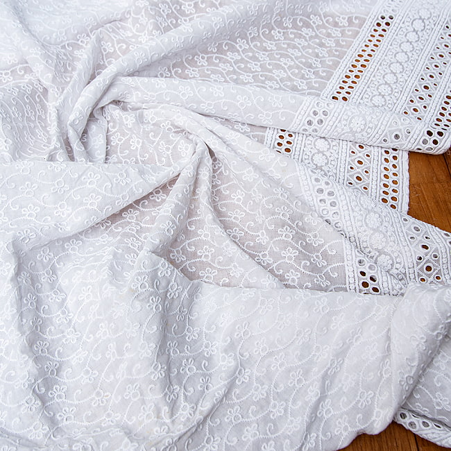 〔1m切り売り〕更紗やインドの伝統刺繍　アイレットレースのホワイトコットン布 〔幅約120cm〕 9 - さまざまな手芸にお役立てください。