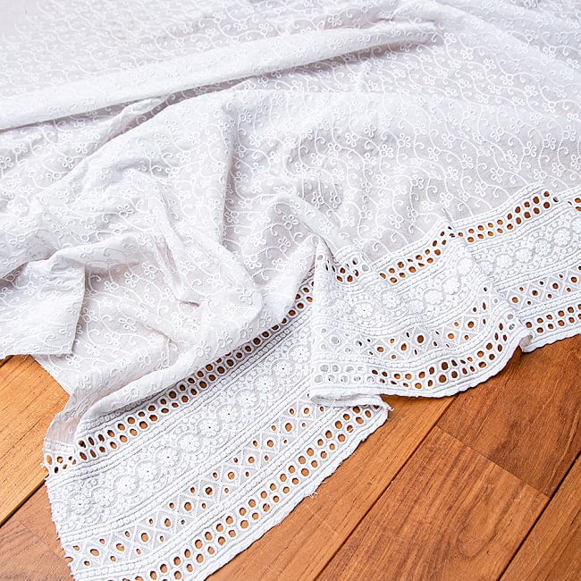 〔1m単位切り売り〕更紗やインドの伝統刺繍 アイレットレースのホワイトコットン布 〔幅約120cm〕の写真