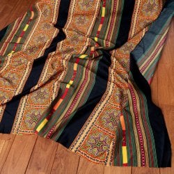 〔1m単位切り売り〕モン族の刺繍風プリントファブリック　生地　少数民族　フォークロア　民俗的　トライバル〔約160cm〕