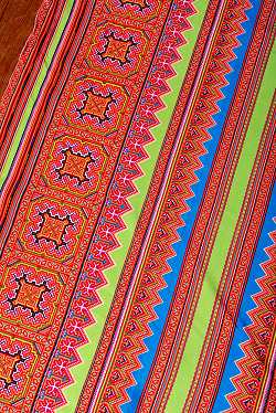 〔1m単位切り売り〕モン族の刺繍風プリントファブリック　生地　少数民族　フォークロア　民俗的　トライバル〔約159cm〕 - サブ3