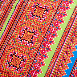 〔1m単位切り売り〕モン族の刺繍風プリントファブリック　生地　少数民族　フォークロア　民俗的　トライバル〔約159cm〕 - サブ4