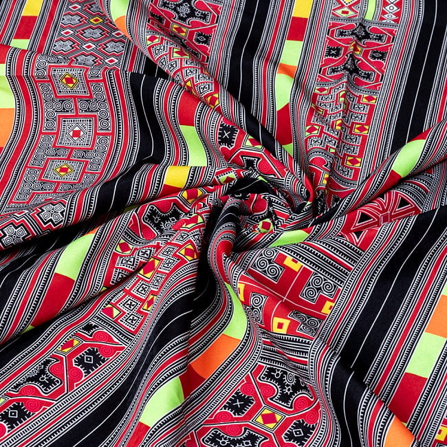 〔1m切り売り〕モン族の刺繍風プリントファブリック　生地　少数民族　フォークロア　民俗的　トライバル〔約162cm〕 6 - 別の角度からの写真です
