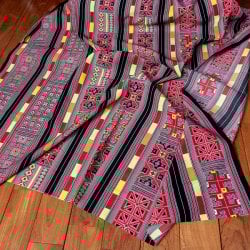 〔1m単位切り売り〕モン族の刺繍風プリントファブリック　生地　少数民族　フォークロア　民俗的　トライバル〔約162cm〕