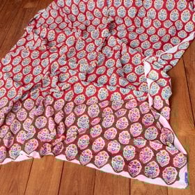 〔1m単位切り売り〕ジャイプル 職人手作り木版染め 色彩美しいボタニカルデザイン おしゃれ 生地 花柄 テーブルクロス 刺繍素材などへ〔幅約111cm〕 - レッド系(MB-RSCLTH-1563)