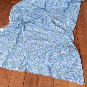 〔1m単位切り売り〕ジャイプル 職人手作り木版染め 色彩美しいボタニカルデザイン おしゃれ 生地 花柄 テーブルクロス 刺繍素材などへ〔幅約113cm〕 - ブルー系(MB-RSCLTH-1564)