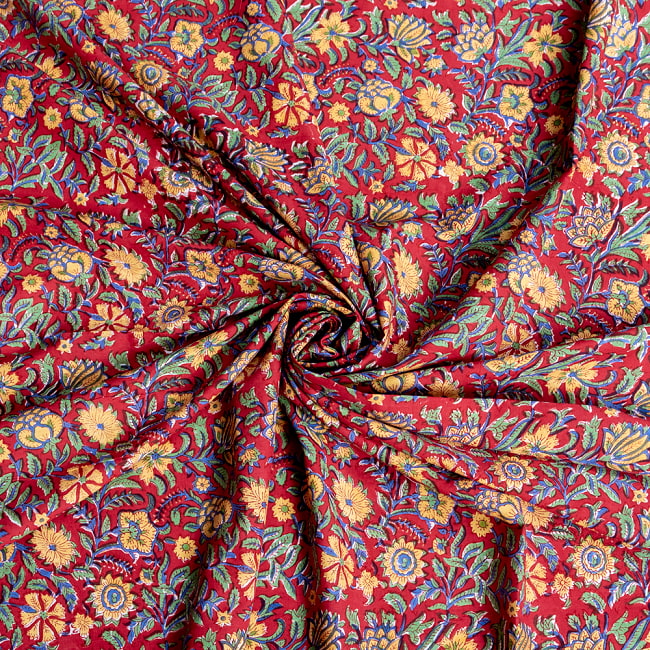 〔1m切り売り〕ジャイプル　職人手作り　色彩豊かなボタニカルデザイン　おしゃれ　生地　花柄　テーブルクロス　刺繍素材などへ〔幅約112cm〕 - レッド系 5 - 生地の拡大写真です