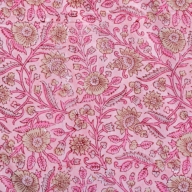 〔1m切り売り〕ジャイプル　職人手作り　色彩豊かなボタニカルデザイン　おしゃれ　生地　花柄　テーブルクロス　刺繍素材などへ〔幅約109cm〕 - ピンク系 4 - インドならではの布ですね。