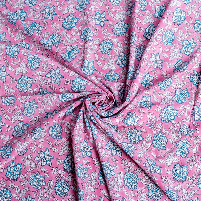 〔1m切り売り〕ジャイプル　職人手作り　色彩豊かなボタニカルデザイン　おしゃれ　生地　花柄　テーブルクロス　刺繍素材などへ〔幅約113cm〕 - ピンク系 5 - 生地の拡大写真です