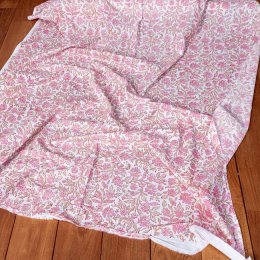 〔1m単位切り売り〕ジャイプル　職人手作り　色彩豊かなボタニカルデザイン　おしゃれ　生地　花柄　テーブルクロス　刺繍素材などへ〔幅約111cm〕 - ピンク系(MB-RSCLTH-1575)