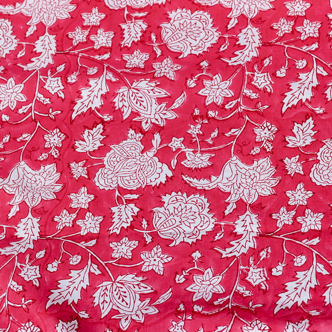 〔1m切り売り〕ジャイプル　職人手作り　色彩豊かなボタニカルデザイン　おしゃれ　生地　花柄　テーブルクロス　刺繍素材などへ〔幅約111cm〕 - ピンク系 4 - インドならではの布ですね。