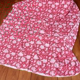 〔1m単位切り売り〕ジャイプル 職人手作り木版染め 色彩美しいボタニカルデザイン おしゃれ 生地 花柄 テーブルクロス 刺繍素材などへ〔幅約111cm〕 - ピンク系(MB-RSCLTH-1577)