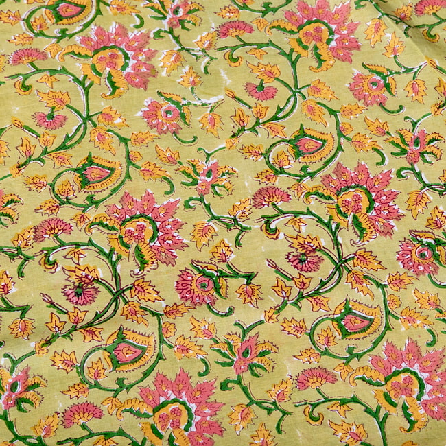 〔1m切り売り〕ジャイプル　職人手作り　色彩豊かなボタニカルデザイン　おしゃれ　生地　花柄　テーブルクロス　刺繍素材などへ〔幅約110cm〕 - 黄緑系 4 - インドならではの布ですね。
