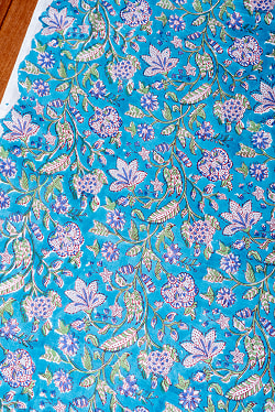 〔1m単位切り売り〕ジャイプル　職人手作り木版染め　色彩美しいボタニカルデザイン　おしゃれ　生地　花柄　テーブルクロス　刺繍素材などへ〔幅約110cm〕 - ブルー系 - サブ3