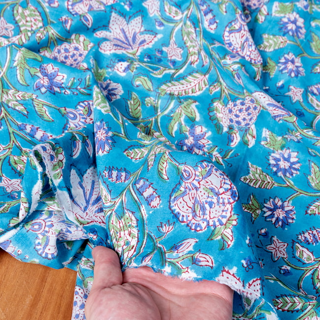 〔1m切り売り〕ジャイプル　職人手作り　色彩豊かなボタニカルデザイン　おしゃれ　生地　花柄　テーブルクロス　刺繍素材などへ〔幅約110cm〕 - ブルー系 7 - このような生地感になります。ウッドブロックにしか出せない風合いです。