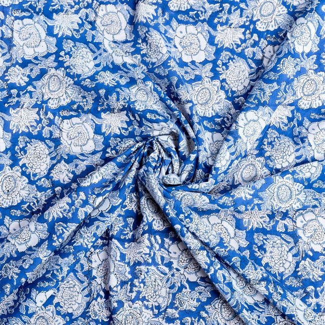 〔1m切り売り〕ジャイプル　職人手作り　色彩豊かなボタニカルデザイン　おしゃれ　生地　花柄　テーブルクロス　刺繍素材などへ〔幅約113cm〕 - ブルー 系 5 - 生地の拡大写真です