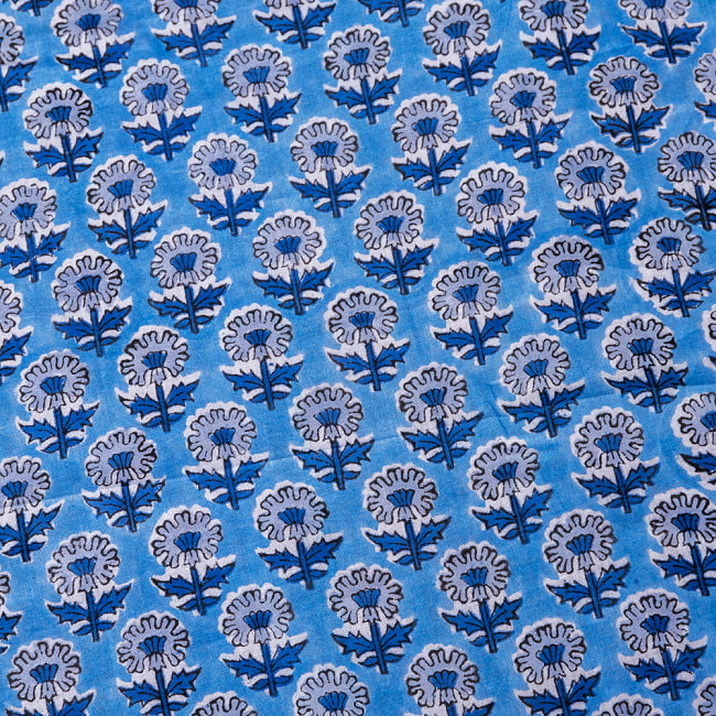 〔1m切り売り〕ジャイプル　職人手作り　色彩豊かなボタニカルデザイン　おしゃれ　生地　花柄　テーブルクロス　刺繍素材などへ〔幅約109cm〕 - ブルー系 4 - インドならではの布ですね。
