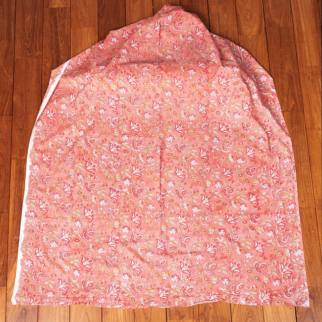 〔1m単位切り売り〕ジャイプル　職人手作り木版染め　色彩美しいボタニカルデザイン　おしゃれ　生地　花柄　テーブルクロス　刺繍素材などへ〔幅約111cm〕 - サーモンピンク系 2 - 生地を広げてみたところです。横幅もしっかりあります。注文個数に応じた長さにカットしてお送りいたします。