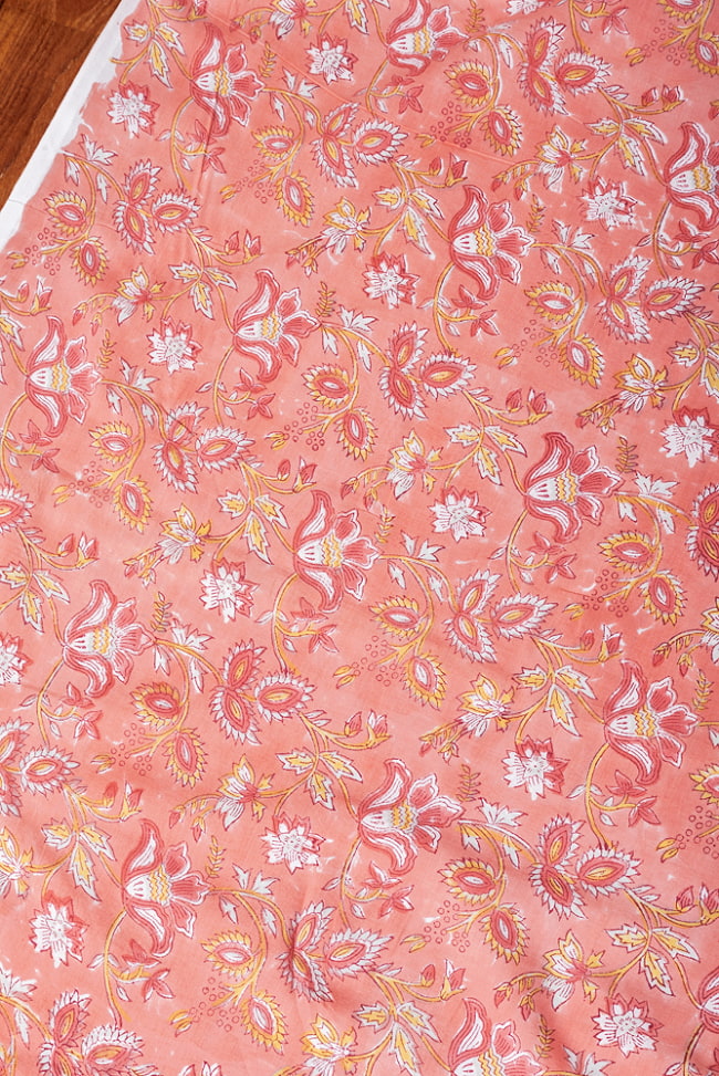 〔1m単位切り売り〕ジャイプル　職人手作り木版染め　色彩美しいボタニカルデザイン　おしゃれ　生地　花柄　テーブルクロス　刺繍素材などへ〔幅約111cm〕 - サーモンピンク系 3 - 1mの長さごとにご購入いただけます。