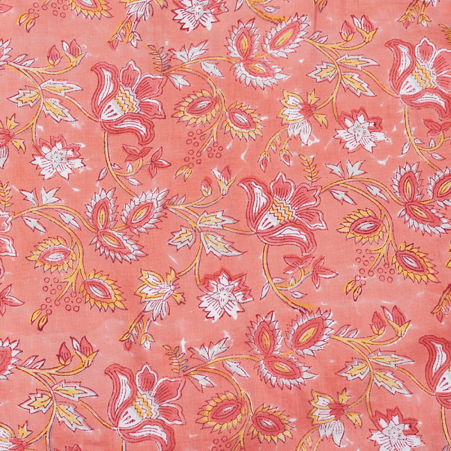 〔1m切り売り〕ジャイプル　職人手作り　色彩豊かなボタニカルデザイン　おしゃれ　生地　花柄　テーブルクロス　刺繍素材などへ〔幅約111cm〕 - サーモンピンク系 4 - インドならではの布ですね。