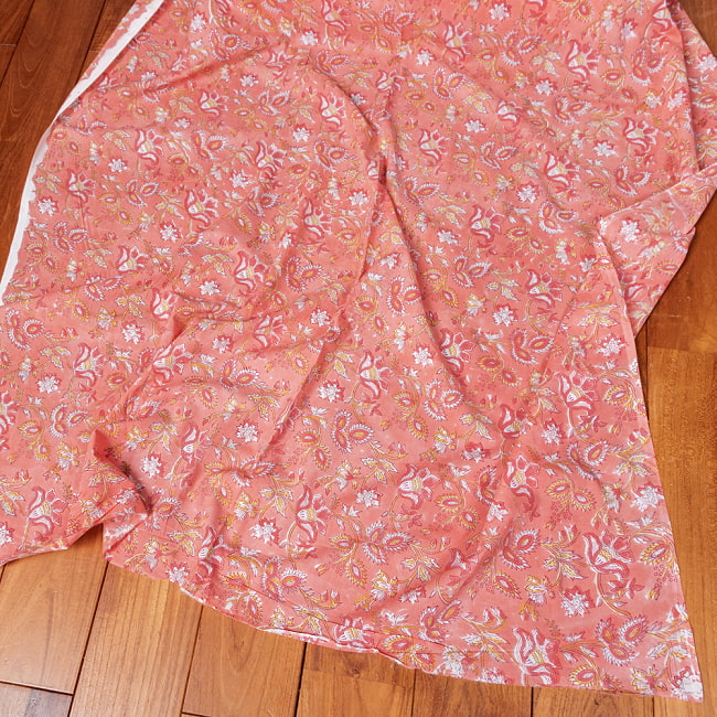 〔1m単位切り売り〕ジャイプル　職人手作り木版染め　色彩美しいボタニカルデザイン　おしゃれ　生地　花柄　テーブルクロス　刺繍素材などへ〔幅約111cm〕 - サーモンピンク系 5 - 生地の拡大写真です