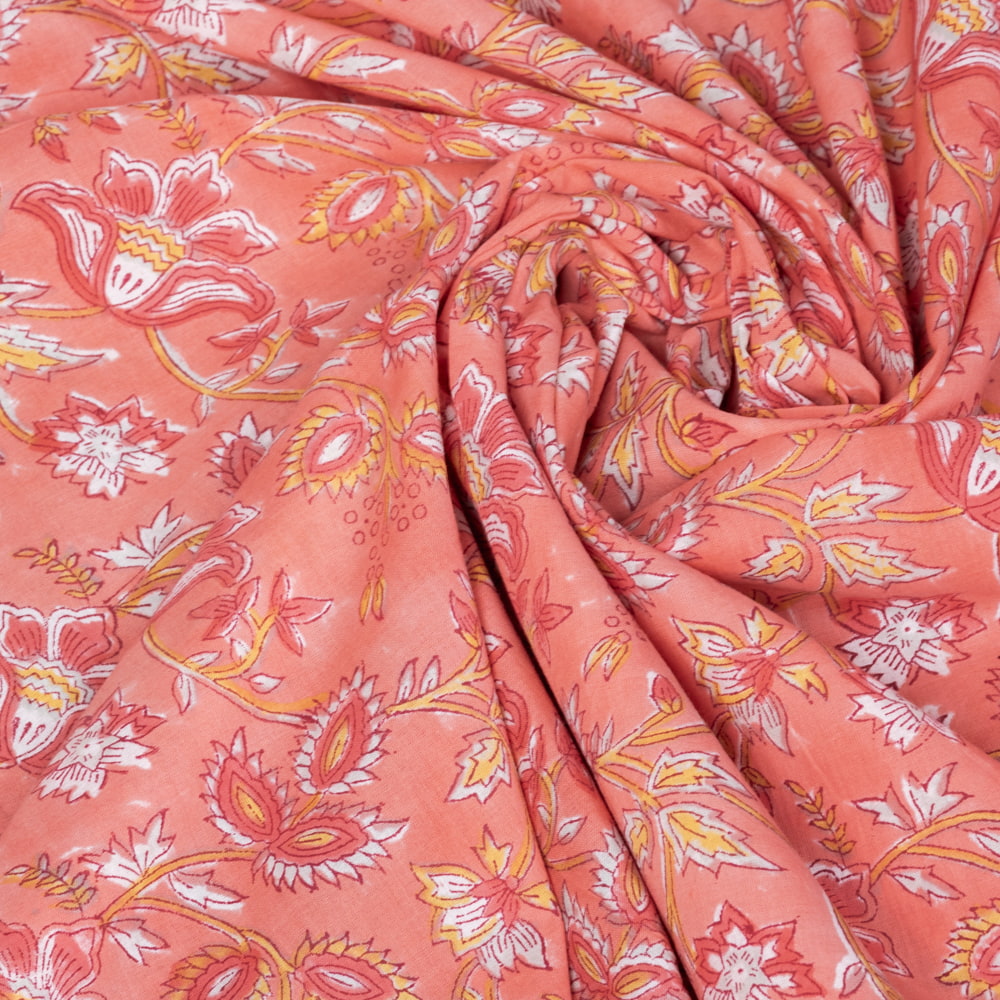 〔1m単位切り売り〕ジャイプル　職人手作り木版染め　色彩美しいボタニカルデザイン　おしゃれ　生地　花柄　テーブルクロス　刺繍素材などへ〔幅約111cm〕 - サーモンピンク系4枚目の説明写真です