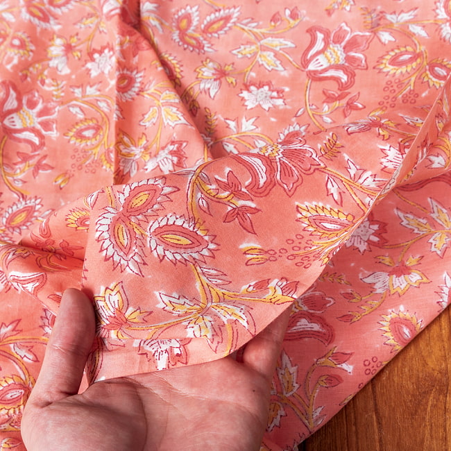 〔1m単位切り売り〕ジャイプル　職人手作り木版染め　色彩美しいボタニカルデザイン　おしゃれ　生地　花柄　テーブルクロス　刺繍素材などへ〔幅約111cm〕 - サーモンピンク系 7 - このような生地感になります。ウッドブロックにしか出せない風合いです。