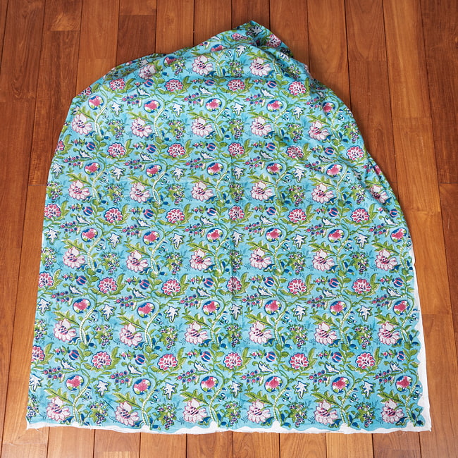 〔1m単位切り売り〕ジャイプル 職人手作り木版染め 色彩美しいボタニカルデザイン おしゃれ 生地 花柄 テーブルクロス 刺繍素材などへ〔幅約107cm〕 - ブルーグリーン系 2 - 生地を広げてみたところです。横幅もしっかりあります。注文個数に応じた長さにカットしてお送りいたします。