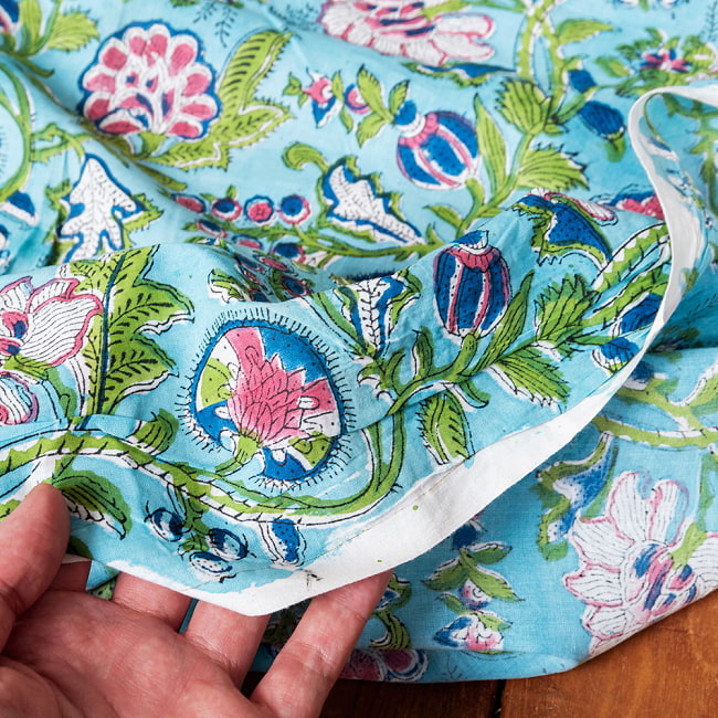 〔1m単位切り売り〕ジャイプル 職人手作り木版染め 色彩美しいボタニカルデザイン おしゃれ 生地 花柄 テーブルクロス 刺繍素材などへ〔幅約107cm〕 - ブルーグリーン系 7 - このような生地感になります。ウッドブロックにしか出せない風合いです。