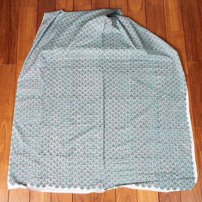 〔1m単位切り売り〕ジャイプル　職人手作り木版染め　色彩美しいボタニカルデザイン　おしゃれ　生地　花柄　テーブルクロス　刺繍素材などへ〔幅約108cm〕 - グリーン系 2 - 生地を広げてみたところです。横幅もしっかりあります。注文個数に応じた長さにカットしてお送りいたします。