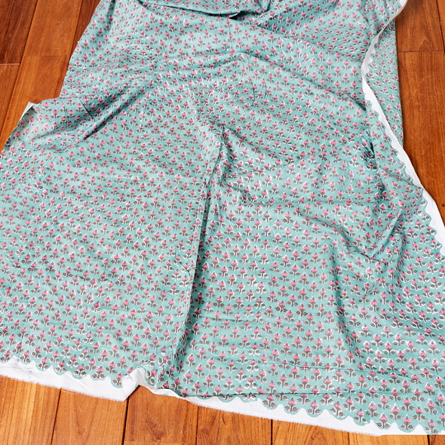 〔1m単位切り売り〕ジャイプル　職人手作り木版染め　色彩美しいボタニカルデザイン　おしゃれ　生地　花柄　テーブルクロス　刺繍素材などへ〔幅約108cm〕 - グリーン系 5 - 生地の拡大写真です