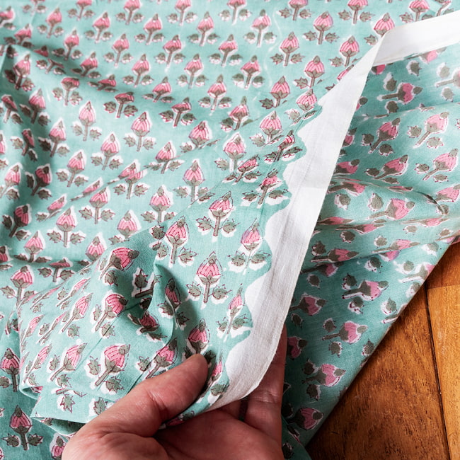 〔1m単位切り売り〕ジャイプル　職人手作り木版染め　色彩美しいボタニカルデザイン　おしゃれ　生地　花柄　テーブルクロス　刺繍素材などへ〔幅約108cm〕 - グリーン系 7 - このような生地感になります。ウッドブロックにしか出せない風合いです。