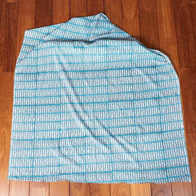 〔1m単位切り売り〕ジャイプル　職人手作り木版染め　色彩美しいボタニカルデザイン　おしゃれ　生地　花柄　テーブルクロス　刺繍素材などへ　お魚　フィッシュ柄　魚群〔幅約109cm〕 - ブルー系 2 - 生地を広げてみたところです。横幅もしっかりあります。注文個数に応じた長さにカットしてお送りいたします。