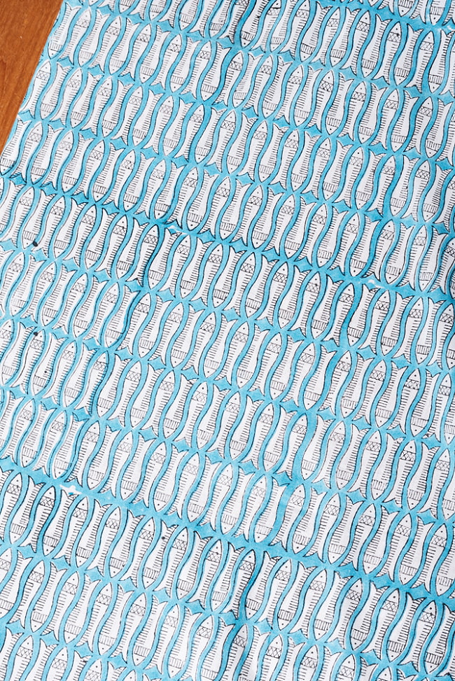 〔1m単位切り売り〕ジャイプル　職人手作り木版染め　色彩美しいボタニカルデザイン　おしゃれ　生地　花柄　テーブルクロス　刺繍素材などへ　お魚　フィッシュ柄　魚群〔幅約109cm〕 - ブルー系 3 - 1mの長さごとにご購入いただけます。