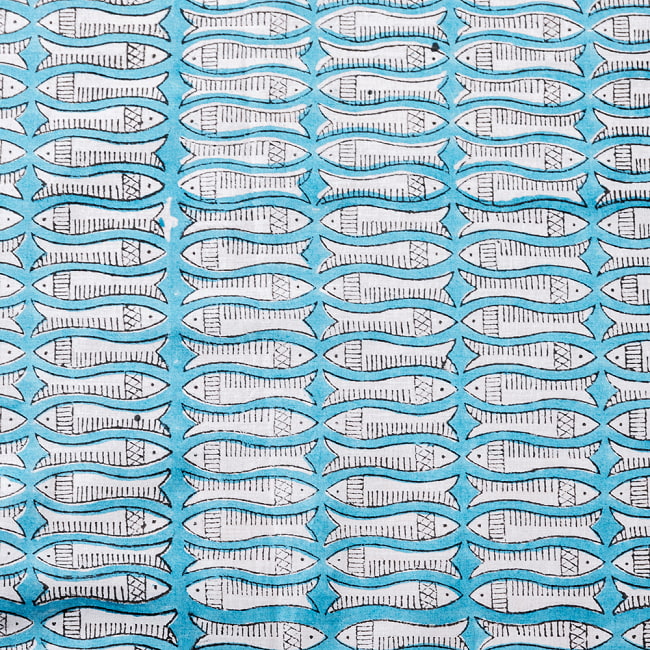 〔1m切り売り〕ジャイプル　職人手作り　色彩豊かなボタニカルデザイン　おしゃれ　生地　花柄　テーブルクロス　刺繍素材などへ　お魚　フィッシュ柄　魚群〔幅約109cm〕 - ブルー系 4 - インドならではの布ですね。