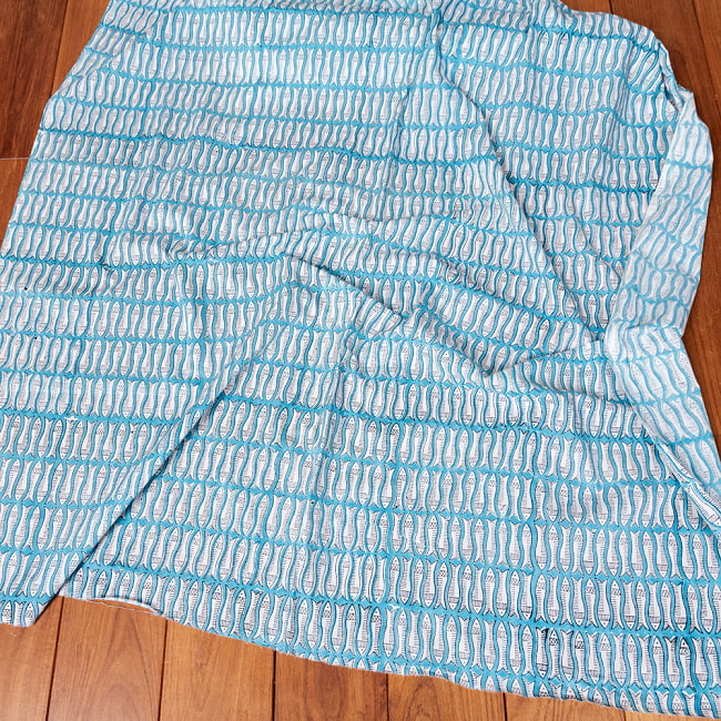 〔1m単位切り売り〕ジャイプル　職人手作り木版染め　色彩美しいボタニカルデザイン　おしゃれ　生地　花柄　テーブルクロス　刺繍素材などへ　お魚　フィッシュ柄　魚群〔幅約109cm〕 - ブルー系 5 - 生地の拡大写真です