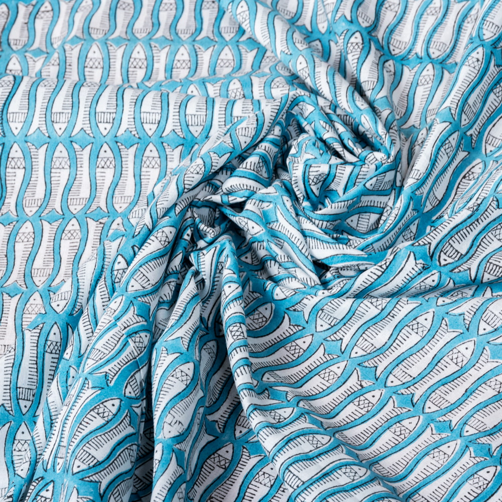 〔1m単位切り売り〕ジャイプル　職人手作り木版染め　色彩美しいボタニカルデザイン　おしゃれ　生地　花柄　テーブルクロス　刺繍素材などへ　お魚　フィッシュ柄　魚群〔幅約109cm〕 - ブルー系4枚目の説明写真です
