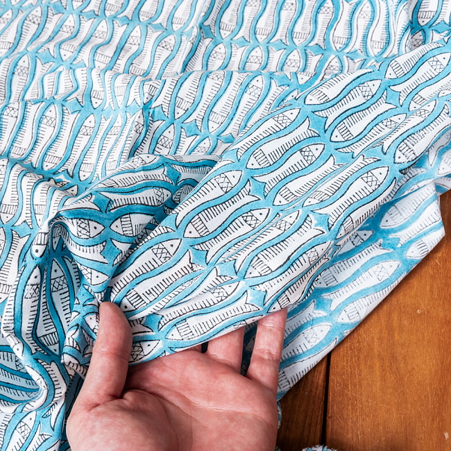 〔1m単位切り売り〕ジャイプル　職人手作り木版染め　色彩美しいボタニカルデザイン　おしゃれ　生地　花柄　テーブルクロス　刺繍素材などへ　お魚　フィッシュ柄　魚群〔幅約109cm〕 - ブルー系 7 - このような生地感になります。ウッドブロックにしか出せない風合いです。